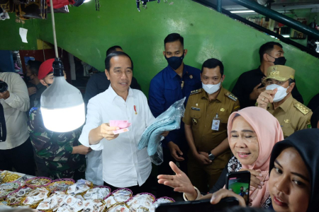 PRESIDEN JOKO WIDODO BERBELANJA DI PASAR BAWAH PEKANBARU