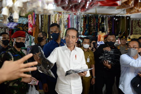 PRESIDEN JOKO WIDODO BAGIKAN BAJU KAOS DI PASAR BAWAH PEKANBARU