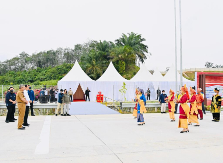 PRESIDEN JOKOWI DISAMBUT TARI PERSEMBAHAN