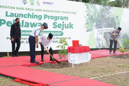 WAPRES RI TANAM POHON DI HARI DESA ASRI NUSANTARA