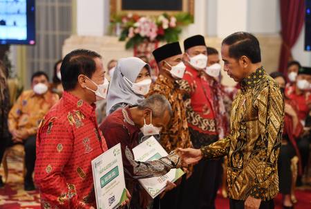 PRESIDEN SERAHKAN KUR KLASTER KE PELAKU UMKM