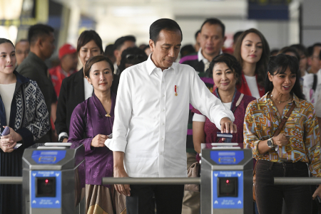PRESIDEN JOKOWI JAJAL LRT BERSAMA ARTIS