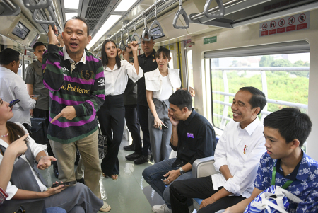 PRESIDEN JOKOWI JAJAL LRT BERSAMA ARTIS