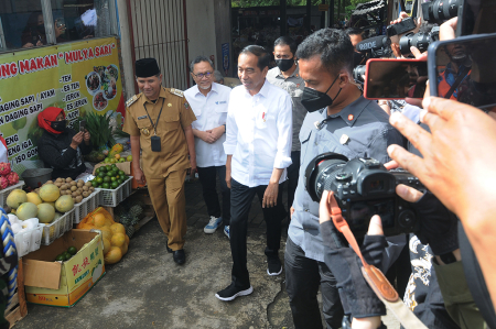 PRESIDEN JOKO WIDODO KUNJUNGI PASAR SELO BOYOLALI