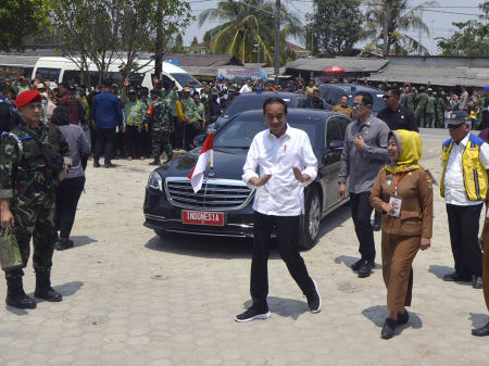 PRESIDEN JOKOWI KUNJUNGI PASAR RUMBIA LAMPUNG TENGAH