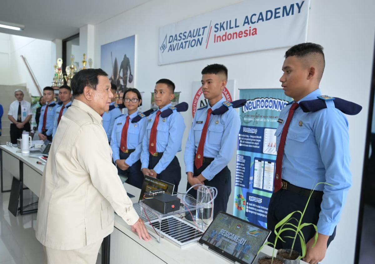 PRESIDEN TINJAU RISET SISWA SMA TARUNA NUSANTARA