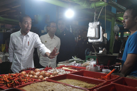 PRESIDEN MENINJAU PASAR JATINEGARA