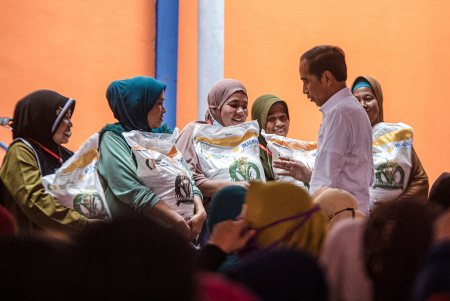 PRESIDEN TINJAU PENYERAHAN BANTUAN PANGAN DI PALEMBANG