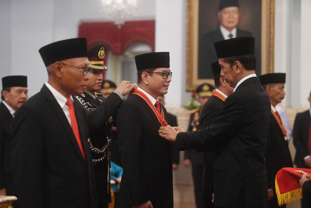 UPACARA PENGANUGERAHAN TANDA KEHORMATAN