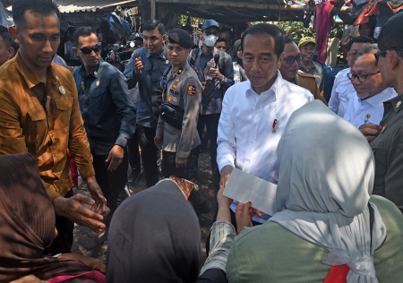 PRESIDEN KUNJUNGI PASAR TRADISIONAL DI CILEGON