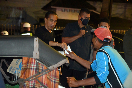 PRESIDEN JOKOWI BAGIKAN SEMBAKO DI KOTA BOGOR