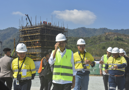 PRESIDEN JOKOWI TINJAU PROYEK PEMBANGUNAN SMELTER PT AMNT