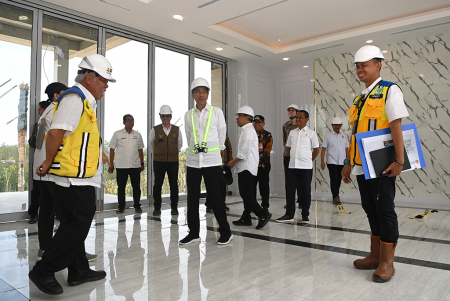 PRESIDEN JOKOWI MENINJAU RUMAH TAPAK MENTERI