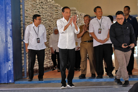 PRESIDEN JOKOWI SERAHKAN BANTUAN BERAS DI TEMANGGUNG