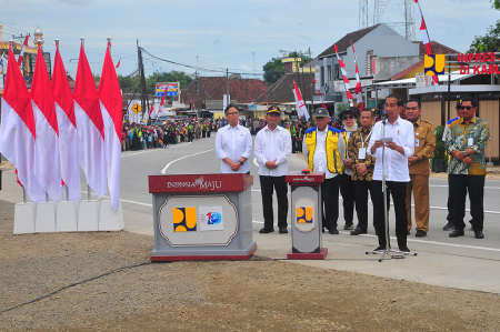 PRESIDEN RESMIKAN INPRES JALAN DAERAH DI BLORA