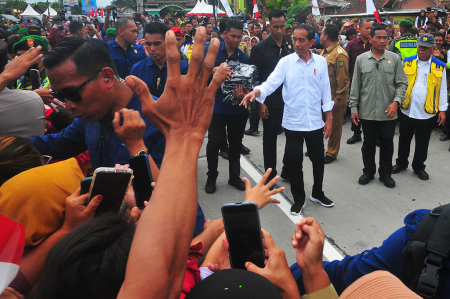 PRESIDEN RESMIKAN INPRES JALAN DAERAH DI BLORA