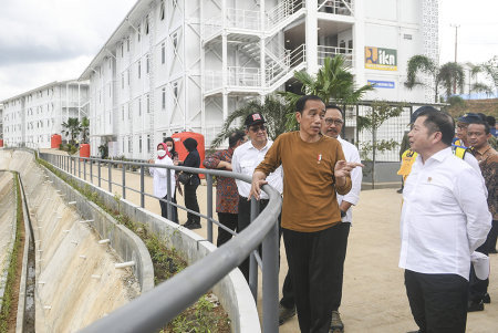 PRESIDEN TINJAU HUNIAN PEKERJA DI IKN NUSANTARA
