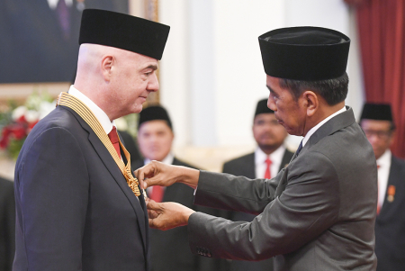 PRESIDEN FIFA TERIMA TANDA BINTANG JASA