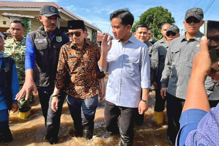WAKIL PRESIDEN TINJAU LOKASI BANJIR
