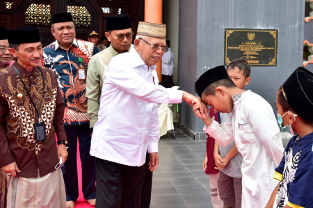 BERSALAMAN DENGAN WAPRES