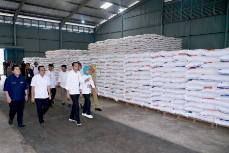 PRESIDEN TINJAU BULOG SINGKAWANG