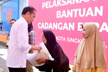 PRESIDEN JOKOWI SERAHKAN BANTUAN