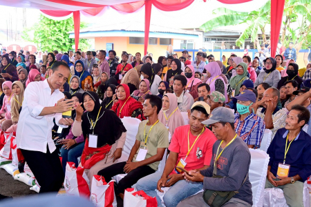 PRESIDEN BERSWAFOTO DENGAN WARGA SINGKAWANG