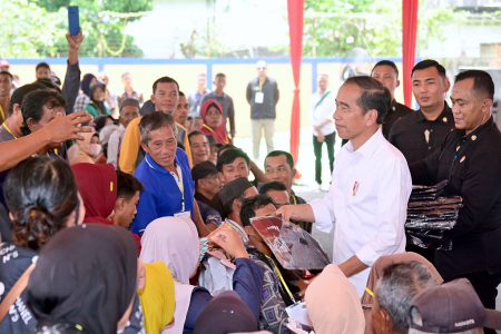 PRESIDEN BAGIKAN KAOS PADA WARGA