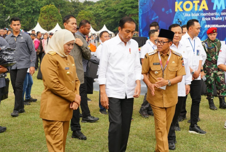 KUNJUNGAN PRESIDEN JOKOWI KE PASAR RAKYAT