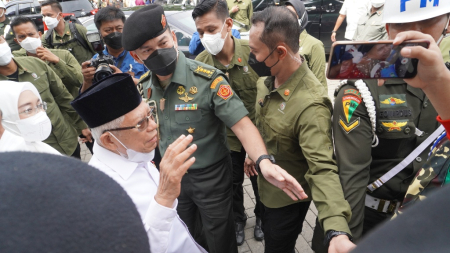  WAKIL PRESIDEN MENYAPA WARGA					