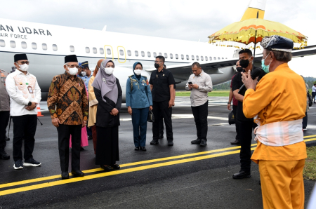 PENYAMBUTAN ADAT WAPRES RI