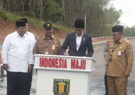 PRESIDEN RESMIKAN JALAN NAN SARUNAI TABALONG