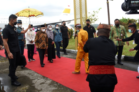 TARI LONGGO SAMBUT WAPRES RI
