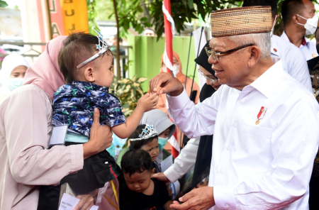 WAPRES BERCENGKERAMA DENGAN BALITA