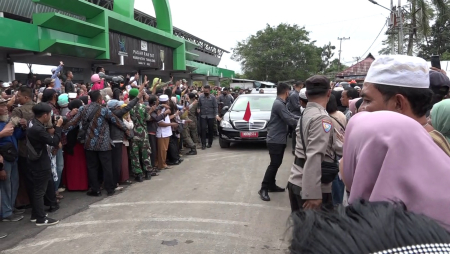 MASYARAKAT SAMBUT  PRESIDEN DI PASAR TANJUNG TABALONG
