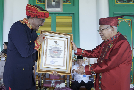 GELAR KEHORMATAN ADAT UNTUK WAKIL PRESIDEN