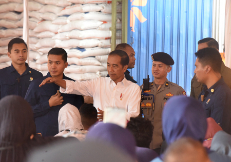 PRESIDEN TINJAU PENYALURAN BANTUAN PANGAN DI BANTEN