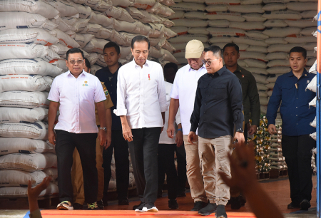 PRESIDEN TINJAU PENYALURAN BANTUAN PANGAN DI BANTEN