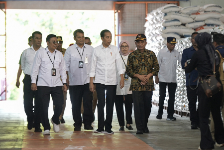 PRESIDEN PERIKSA STOK BERAS DI GUDANG BULOG KLAHANG