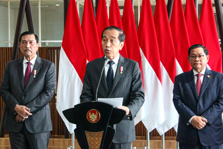 PRESIDEN BERTOLAK MENUJU AFRIKA