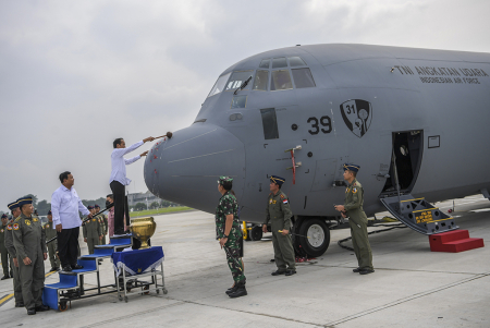 PRESIDEN HADIRI SERAH TERIMA ALUTSISTA PESAWAT HERCULES KE TNI