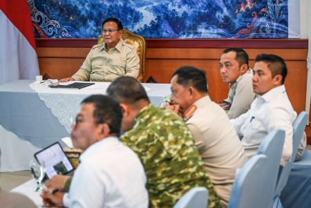 PRESIDEN PRABOWO PIMPIN RAPAT PENANGANAN KARHUTLA