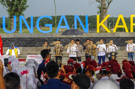 PRESIDEN RESMIKAN BENDUNGAN KARIAN
