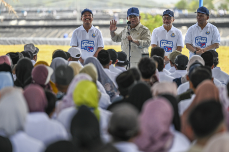 PRESIDEN TINJAU PANEN RAYA UDANG DI KEBUMEN