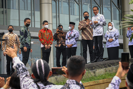 PUNCAK PERINGATAN HUT PGRI DAN HGN DI SEMARANG
