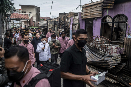 WAPRES TINJAU PERMUKIMAN TERDAMPAK KEBAKARAN DEPO PLUMPANG