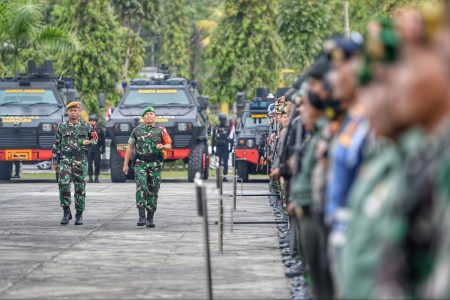 PERIKSA PASUKAN PENGAMANAN PRESIDEN REPUBLIK INDONESIA
