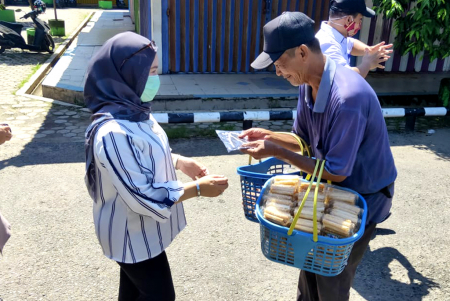 BAGIKAN MASKER PEDAGANG KUE KELILING