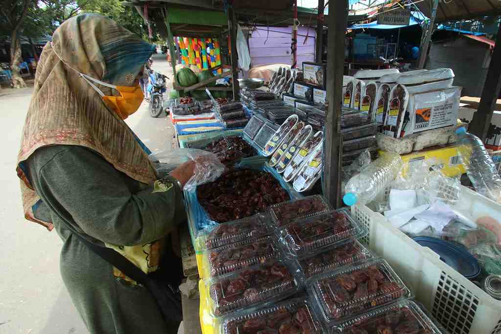 MENGEMAS BUAH KURMA