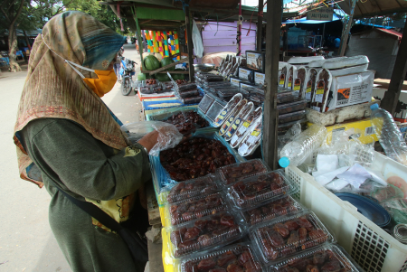 MENGEMAS BUAH KURMA